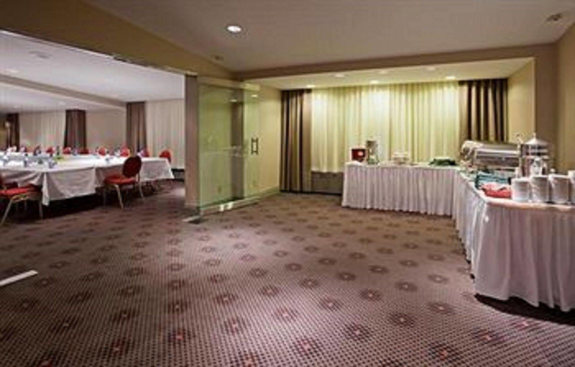 Holiday Inn Toronto Airport East By Ihg Restaurant bilde